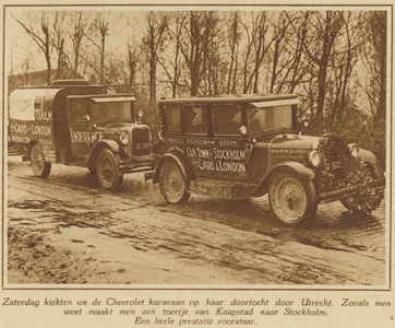 872340 Afbeelding van twee Chevrolet-automobielen, onderdeel van de 'Chevrolet-karavaan', die onderweg is van Kaapstad ...